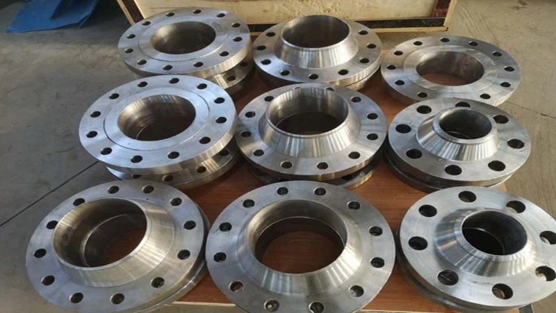 Pressure vessel butt welding flange