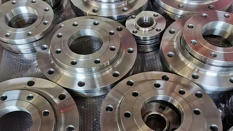 Variable diameter connection flange cover